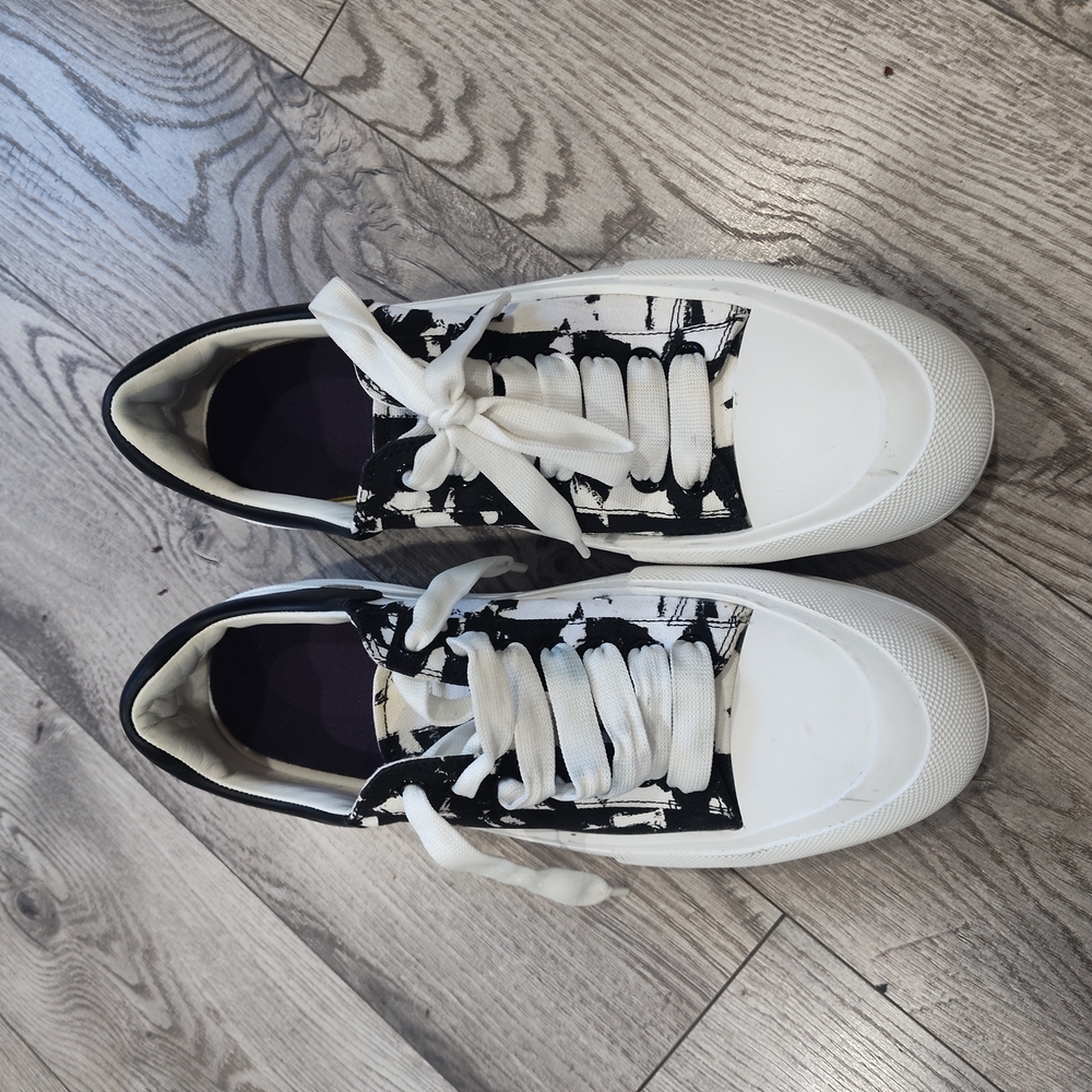 HALF PRICE . Alexander McQueen Black and White Men's Sneakers